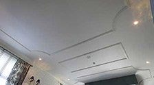青山スタイルのモデルハウスのご夫婦の部屋天井にはモールディングが施されています